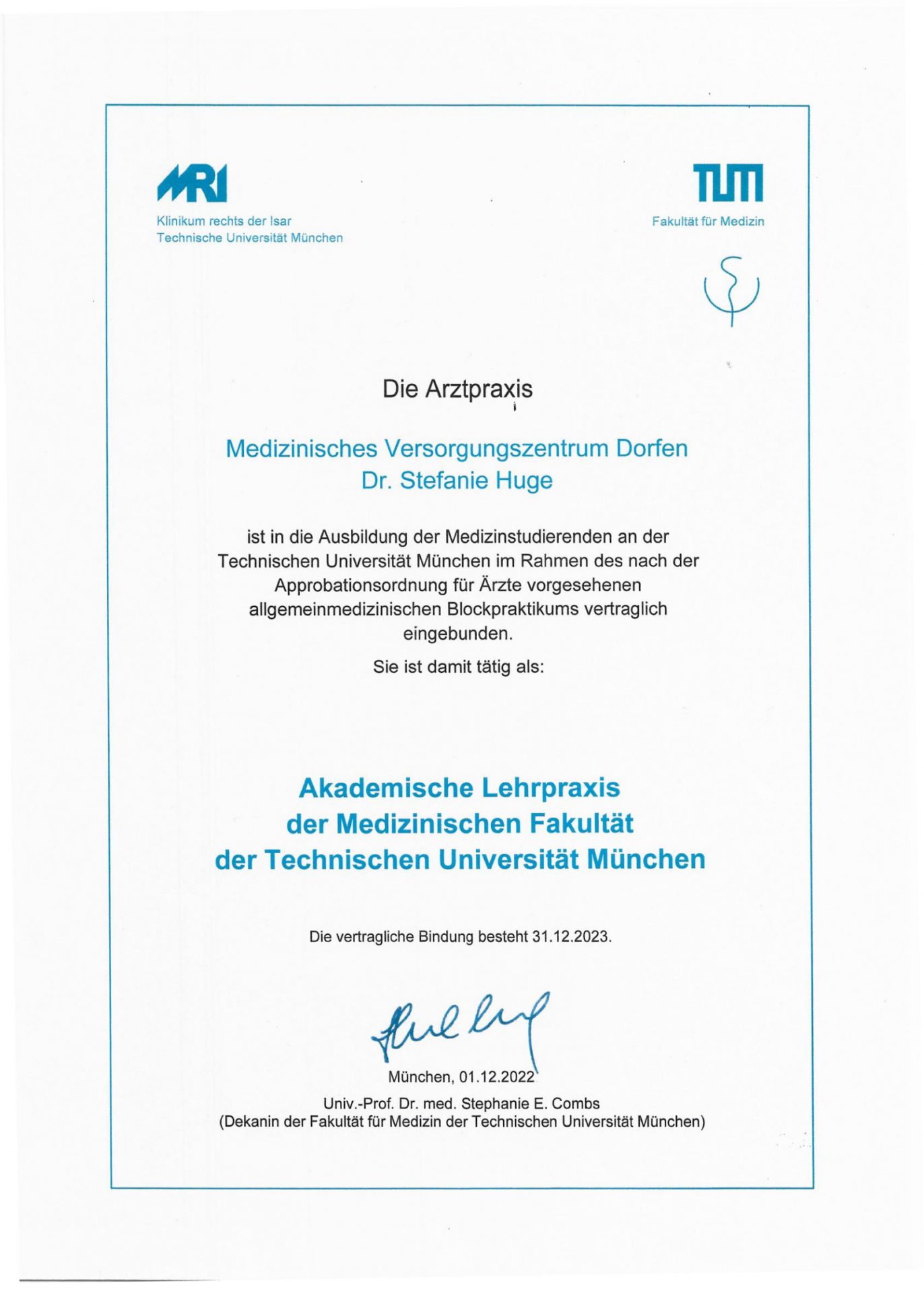 Sie sehen eine Urkunde in blauer und schwarzer Schrift auf weißem Papier mit Unterschrift unten mittig. Der Text weißt das MVZ Dorfen als akademische Lehrpraxis der Medizinischen Fakultät der TU München aus.