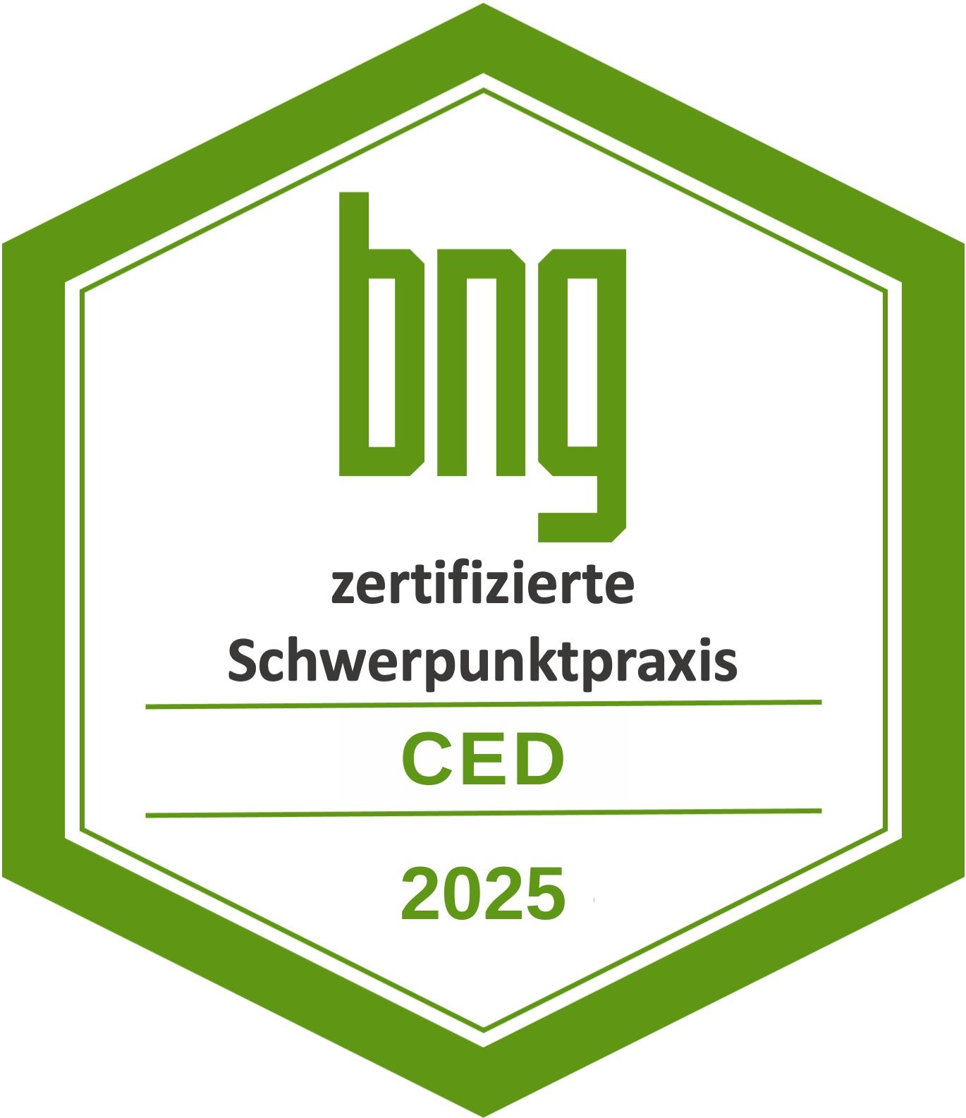 Sie sehen ein weißes sechseckiges Siegel mit dickem grünen Rand und in großen Buchstaben bng, ebenfalls in grün. Dazu der Text zertifizierte Schwerpunktpraxis CED 2025.